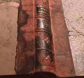 Zaplamienie i wydarcie oklejek, uszkodzenie sk�rzanego grzbietu, przetarcia, naderwania