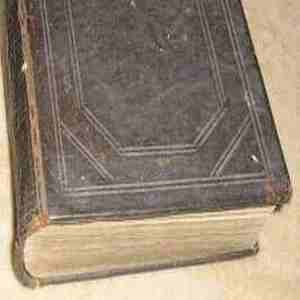 Otarcia wzd�u� rowka i ubytek na kraw�dzi grzbietu oprawy sk�rzanej, za�amania i ubytki naro�nik�w ok�adek