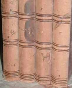 Obicia, ubytki, naderwania, zaplamienie grzbiet�w oprawy p�sk�rzanej